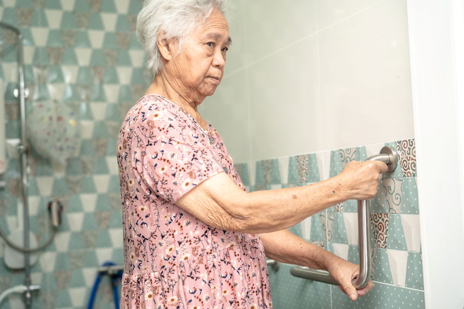 ไอเดียบิ้วอินห้องน้ำสำหรับผู้สูงอายุให้สวย ปลอดภัย และใช้งานง่าย